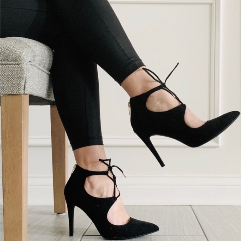 Marc Fisher Black Gold Lace up Heels Gently Preowned Size 7.5